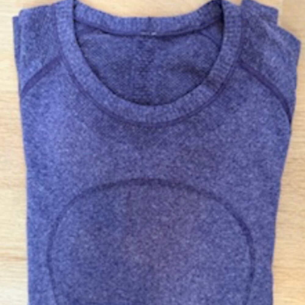 LULULEMON SWIFTLY TECH SHORT SLEEVE 2.0 SIZE 6 IN PURPLE HIP LENGHT